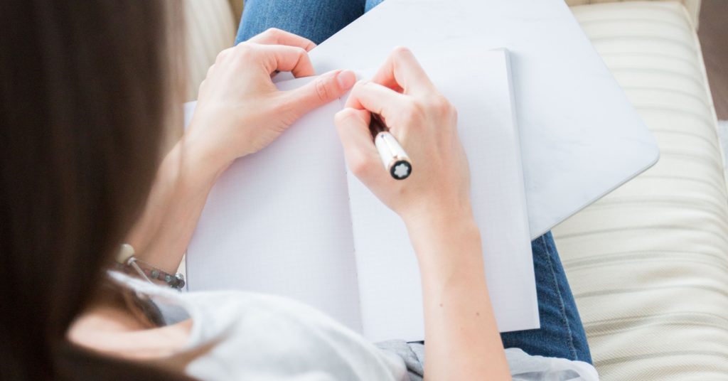 Woman making notes | How to plan your shopping trip and investments | Tips for a Sustainable Closet | How to shop better