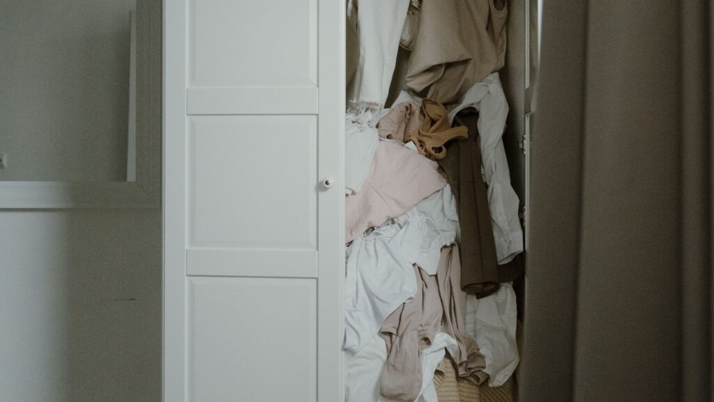 overflowing wardrobe - Too many clothes 