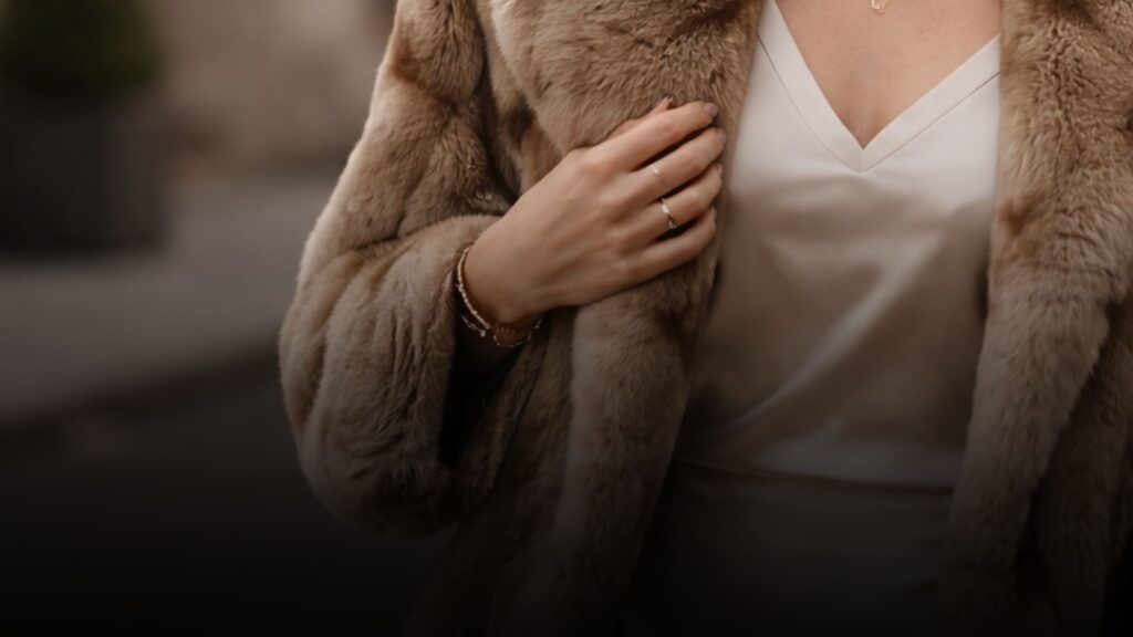 Women wearing Vintage Fur Coat \ Faux Faux Fur Coat in Beige