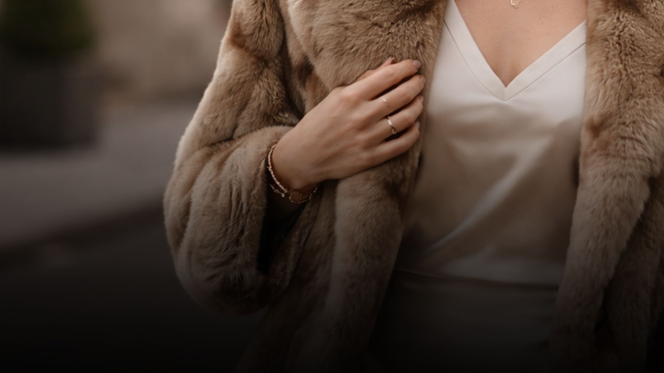 Women wearing Vintage Fur Coat \ Faux Faux Fur Coat in Beige